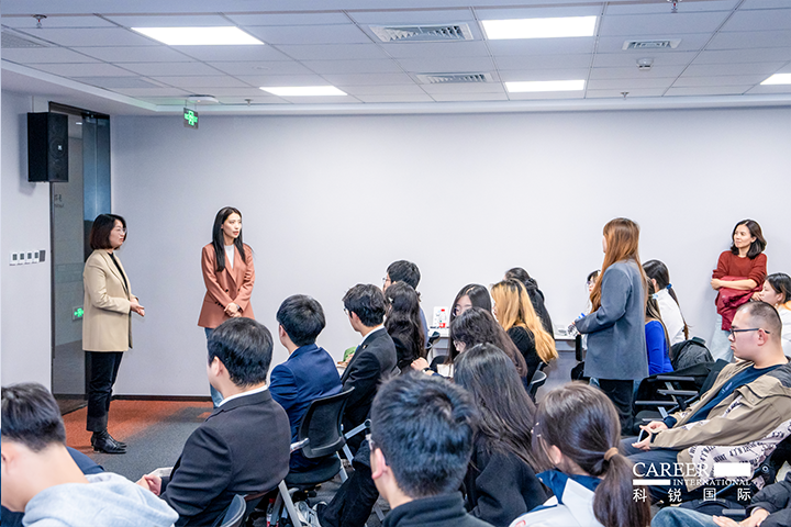 知名人力资源服务商bifa必发国际的相关资深顾问与企业高级负责人在参访末尾回答现场关于人力资源产业的问题